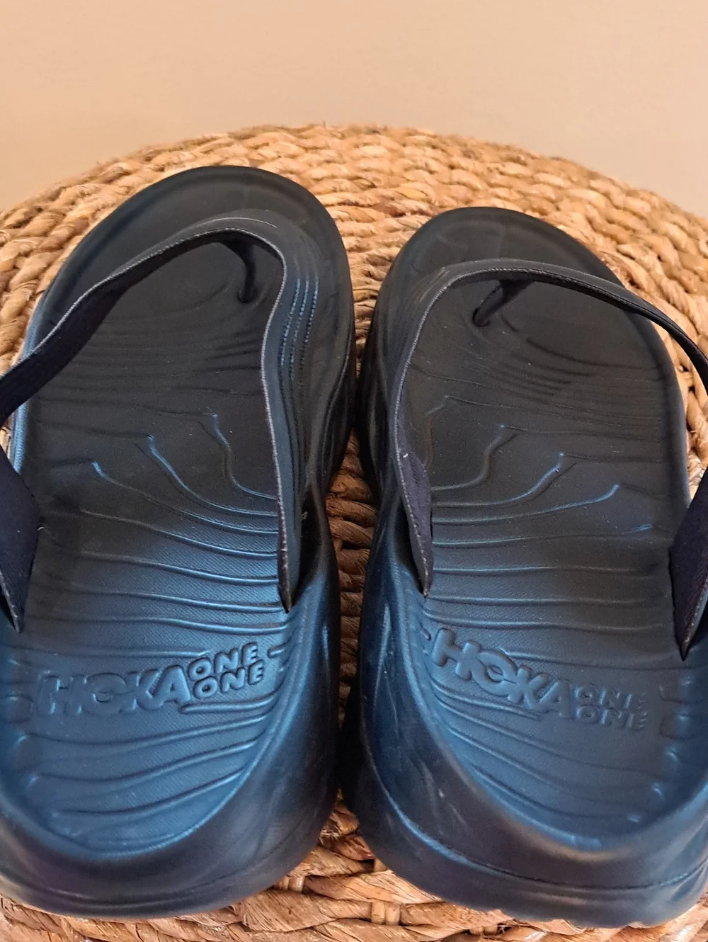 Hoka One One Unisex Ora Recovery Flip Flop Thong Black Rubber Sandals M9/W11